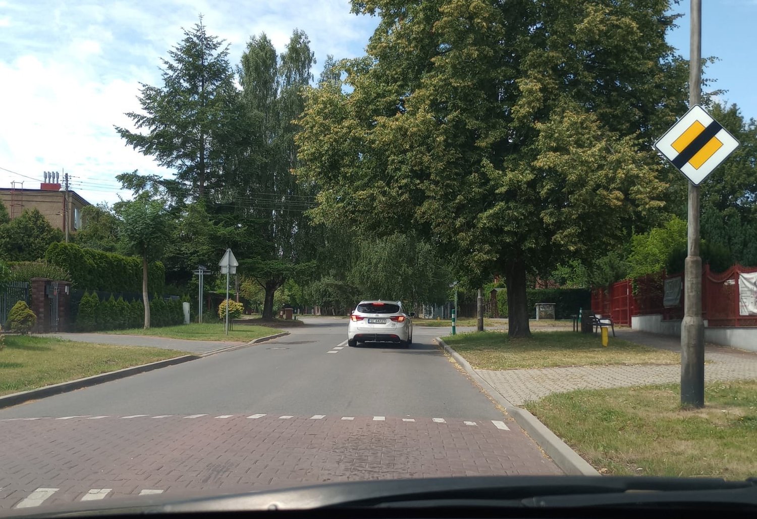 Czy obowiązuje Cię zakaz wyprzedzania pojazdu silnikowego jadącego jezdnią na skrzyżowaniu ?